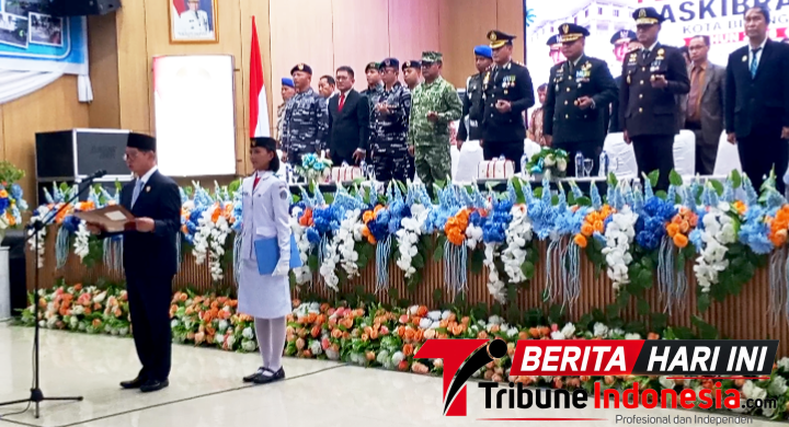 ‎Wali Kota Bitung, Hengky Honandar, S.E., saat mengukuhkan anggota Pasukan Pengibar Bendera Pusaka (Paskibraka) Kota Bitung Tahun 2026. (Ft. talia)
‎