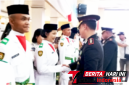‎​Kapolres Bitung, AKBP Arie Sulistyo Nugroho, S.I.K., M.H., saat berjabatangan dengan para Paskibraka. (Ft. talia)