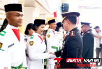 ‎​Kapolres Bitung, AKBP Arie Sulistyo Nugroho, S.I.K., M.H., saat berjabatangan dengan para Paskibraka. (Ft. talia)