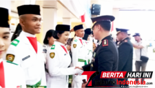 Kapolres Bitung, AKBP Arie Sulistyo Nugroho, S.I.K., M.H., saat berjabatangan dengan para Paskibraka. (Ft. talia)