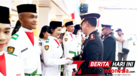 ‎​Kapolres Bitung, AKBP Arie Sulistyo Nugroho, S.I.K., M.H., saat berjabatangan dengan para Paskibraka. (Ft. talia)