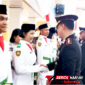 ‎​Kapolres Bitung, AKBP Arie Sulistyo Nugroho, S.I.K., M.H., saat berjabatangan dengan para Paskibraka. (Ft. talia)