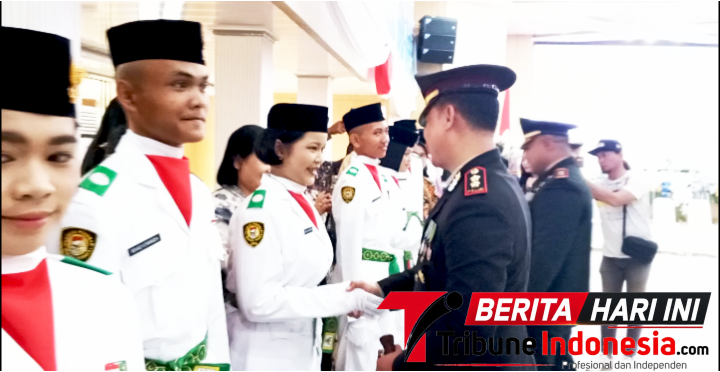 ‎​Kapolres Bitung, AKBP Arie Sulistyo Nugroho, S.I.K., M.H., saat berjabatangan dengan para Paskibraka. (Ft. talia)