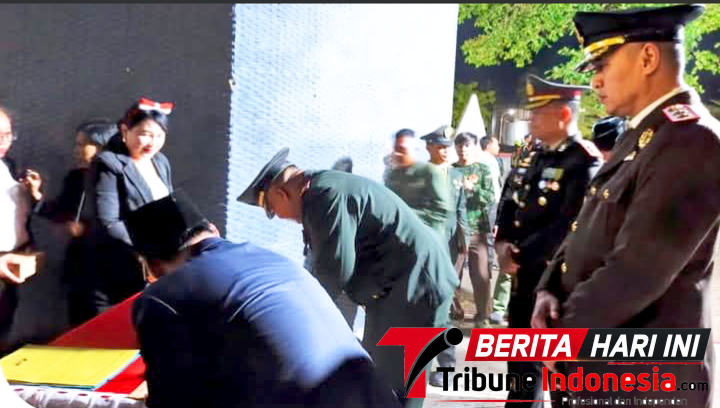 ‎Kejari Bitung Erwin Widihantono, S.H., M.H., Saat menyaksikan penandatanganan Walikota Bitung dan Dandim 1310/Bitung di TMP. (Dok. Istimewa)