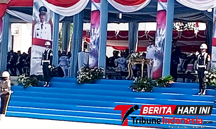 ‎Momen Saat Laporan Komandan Upacara, AKP Dwi Dea Anggraini, S.Tr.K., S.I.K., M.H., Kepada Inspektur Upacara, Walikota Bitung, Hengky Honandar S.E., (Ft. talia)