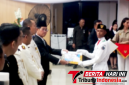‎Walikota Bitung, Hengky Honandar S.E, Saat menyerahkan Piagam kepada Paskibraka Bitung 2026 di Malam Toast Kenegaraan. (Ft. talia)