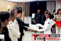 ‎Walikota Bitung, Hengky Honandar S.E, Saat menyerahkan Piagam kepada Paskibraka Bitung 2026 di Malam Toast Kenegaraan. (Ft. talia)