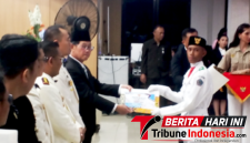 ‎Walikota Bitung, Hengky Honandar S.E, Saat menyerahkan Piagam kepada Paskibraka Bitung 2026 di Malam Toast Kenegaraan. (Ft. talia)