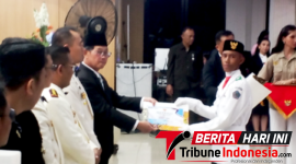 ‎Walikota Bitung, Hengky Honandar S.E, Saat menyerahkan Piagam kepada Paskibraka Bitung 2026 di Malam Toast Kenegaraan. (Ft. talia)