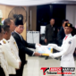 ‎Walikota Bitung, Hengky Honandar S.E, Saat menyerahkan Piagam kepada Paskibraka Bitung 2026 di Malam Toast Kenegaraan. (Ft. talia)