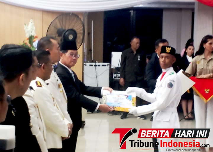 ‎Walikota Bitung, Hengky Honandar S.E, Saat menyerahkan Piagam kepada Paskibraka Bitung 2026 di Malam Toast Kenegaraan. (Ft. talia)