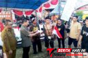 ‎Plt Asisten II Perekonomian dan Pembangunan Setda Kota Bitung, Michael Sondakh, S.Sos., MAP., Saat menyerahkan Hadiah. (Ft. talia)