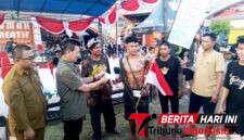 ‎Plt Asisten II Perekonomian dan Pembangunan Setda Kota Bitung, Michael Sondakh, S.Sos., MAP., Saat menyerahkan Hadiah. (Ft. talia)