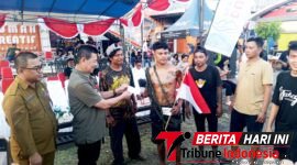‎Plt Asisten II Perekonomian dan Pembangunan Setda Kota Bitung, Michael Sondakh, S.Sos., MAP., Saat menyerahkan Hadiah. (Ft. talia)