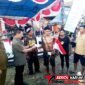 ‎Plt Asisten II Perekonomian dan Pembangunan Setda Kota Bitung, Michael Sondakh, S.Sos., MAP., Saat menyerahkan Hadiah. (Ft. talia)