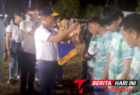 Dankodaeral VIII Laksma TNI Dery Triesananto Suhendi, S.E., M.Tr.Opsla, Memberikan Medali sekaligus Piala Kepada Pemenang. (Ft. talia)