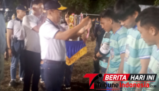 Dankodaeral VIII Laksma TNI Dery Triesananto Suhendi, S.E., M.Tr.Opsla, Memberikan Medali sekaligus Piala Kepada Pemenang. (Ft. talia)