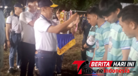 Dankodaeral VIII Laksma TNI Dery Triesananto Suhendi, S.E., M.Tr.Opsla, Memberikan Medali sekaligus Piala Kepada Pemenang. (Ft. talia)