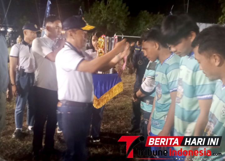 Dankodaeral VIII Laksma TNI Dery Triesananto Suhendi, S.E., M.Tr.Opsla, Memberikan Medali sekaligus Piala Kepada Pemenang. (Ft. talia)