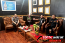 ‎Ketua Senkom Provinsi Sulut, Nurdin Bandu saat silaturahmi bersama Kapolres Bitung, AKBP Arie Sulistyo Nugroho, S.I.K., M.H. (Ft. talia)