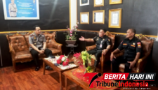 Ketua Senkom Provinsi Sulut, Nurdin Bandu saat silaturahmi bersama Kapolres Bitung, AKBP Arie Sulistyo Nugroho, S.I.K., M.H. (Ft. talia)