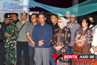 Dankodaeral VIII Laksda TNI Dery Triesananto Suhendi, S.E., M. Tr. Opsla, di dampingi Ketua Daerah Kodaeral VIII Gabungan Jalasenastri Koarmada RI Ny. Emy Dery T.Suhendi di Rumah Duka Manado. (Dok. Istimewa)
‎