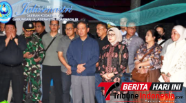 Dankodaeral VIII Laksda TNI Dery Triesananto Suhendi, S.E., M. Tr. Opsla, di dampingi Ketua Daerah Kodaeral VIII Gabungan Jalasenastri Koarmada RI Ny. Emy Dery T.Suhendi di Rumah Duka Manado. (Dok. Istimewa)
‎