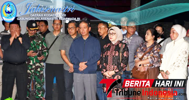 Dankodaeral VIII Laksda TNI Dery Triesananto Suhendi, S.E., M. Tr. Opsla, di dampingi Ketua Daerah Kodaeral VIII Gabungan Jalasenastri Koarmada RI Ny. Emy Dery T.Suhendi di Rumah Duka Manado. (Dok. Istimewa)
‎