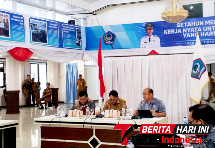 ‎Walikota Bitung Hengky Honandar, S.E, saat memberikan Sambutan pada Rapat sistem informasi Data Kebencanaan  terintegrasi dan Rencana Punyusunan Masterplan Kota Bitung. (Ft. talia) 
‎