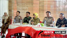 Camat Maesa Fatmawaty Soleman, SSTP, bersama Kabag Ops Polres Bitung AKP Novrianto Sadia, Kapolsek Maesa AKP Tuegeh Darus, S.Sos, Danramil 1310-01/Bitung Lettu Inf. Edyzon Kasenda, Kasdim 1310/Bitung Mayor Cpm. Samsuri Usman. (Dok. Istimewa)