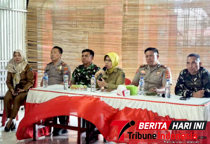‎Camat Maesa Fatmawaty Soleman, SSTP, bersama Kabag Ops Polres Bitung AKP Novrianto Sadia, Kapolsek Maesa AKP Tuegeh Darus, S.Sos,  Danramil 1310-01/Bitung Lettu Inf. Edyzon Kasenda, Kasdim 1310/Bitung Mayor Cpm. Samsuri Usman. (Dok. Istimewa)