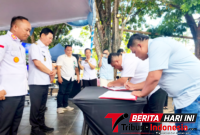 ‎Ketua DPC HNSI Kota Bitung Mario Mawuntu, bersama Ical Mawuntu saat melakukan penandatanganan Perjanjian Kerja Sama (PKS) pembentukan Pos Bantuan Hukum (Posbakum) Komunitas di hadapan Wagub Sulut Dr. Johannes Victor Mailangkay, S.H., M.H, di dampingi Kakanwil Kemenkumham Sulut, Hendrik Pagiling, S.H., M.H., (Ft. talia)
‎