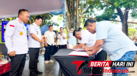‎Ketua DPC HNSI Kota Bitung Mario Mawuntu, bersama Ical Mawuntu saat melakukan penandatanganan Perjanjian Kerja Sama (PKS) pembentukan Pos Bantuan Hukum (Posbakum) Komunitas di hadapan Wagub Sulut Dr. Johannes Victor Mailangkay, S.H., M.H, di dampingi Kakanwil Kemenkumham Sulut, Hendrik Pagiling, S.H., M.H., (Ft. talia)
‎