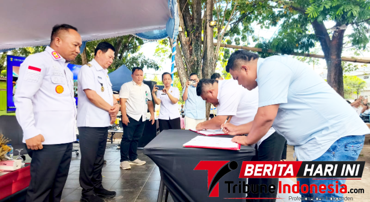 ‎Ketua DPC HNSI Kota Bitung Mario Mawuntu, bersama Ical Mawuntu saat melakukan penandatanganan Perjanjian Kerja Sama (PKS) pembentukan Pos Bantuan Hukum (Posbakum) Komunitas di hadapan Wagub Sulut Dr. Johannes Victor Mailangkay, S.H., M.H, di dampingi Kakanwil Kemenkumham Sulut, Hendrik Pagiling, S.H., M.H., (Ft. talia)
‎