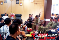 ‎Dansatrol Kodaeral VIII Kolonel Laut (P) Marviil Marfel Frits E.D., S.E., M.Tr.Hanla., CHRMP., Saat memberikan Penyampaian di Rapat Forum Komunikasi Pimpinan Daerah (Forkopimda) bersama Forum Lintas Sektoral. (Ft. talia)