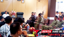 ‎Dansatrol Kodaeral VIII Kolonel Laut (P) Marviil Marfel Frits E.D., S.E., M.Tr.Hanla., CHRMP., Saat memberikan Penyampaian di Rapat Forum Komunikasi Pimpinan Daerah (Forkopimda) bersama Forum Lintas Sektoral. (Ft. talia)