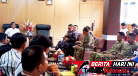 ‎Dansatrol Kodaeral VIII Kolonel Laut (P) Marviil Marfel Frits E.D., S.E., M.Tr.Hanla., CHRMP., Saat memberikan Penyampaian di Rapat Forum Komunikasi Pimpinan Daerah (Forkopimda) bersama Forum Lintas Sektoral. (Ft. talia)