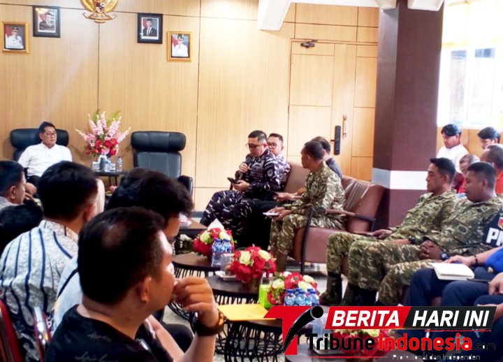 ‎Dansatrol Kodaeral VIII Kolonel Laut (P) Marviil Marfel Frits E.D., S.E., M.Tr.Hanla., CHRMP., Saat memberikan Penyampaian di Rapat Forum Komunikasi Pimpinan Daerah (Forkopimda) bersama Forum Lintas Sektoral. (Ft. talia)