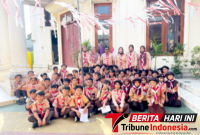 Ketua Majelis Pembimbing Gugus Depan (Kamabigus) SD Cendekia Girian, Nopianti S. Ahmad, S.Pd., bersama para guru dan siswa diapangan sekolah. (Ft. talia)