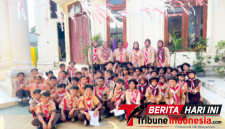 Ketua Majelis Pembimbing Gugus Depan (Kamabigus) SD Cendekia Girian, Nopianti S. Ahmad, S.Pd., bersama para guru dan siswa diapangan sekolah. (Ft. talia)