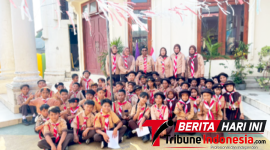 ‎​Ketua Majelis Pembimbing Gugus Depan (Kamabigus) SD Cendekia Girian, Nopianti S. Ahmad, S.Pd., bersama para guru dan siswa diapangan sekolah. (Ft. talia)