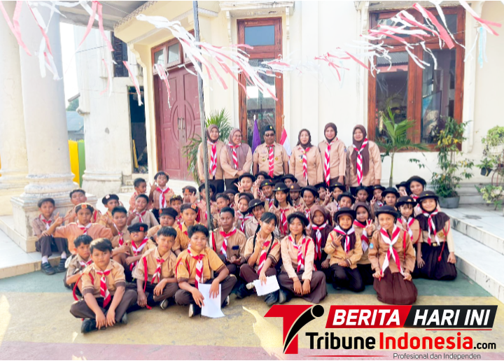 ‎​Ketua Majelis Pembimbing Gugus Depan (Kamabigus) SD Cendekia Girian, Nopianti S. Ahmad, S.Pd., bersama para guru dan siswa diapangan sekolah. (Ft. talia)