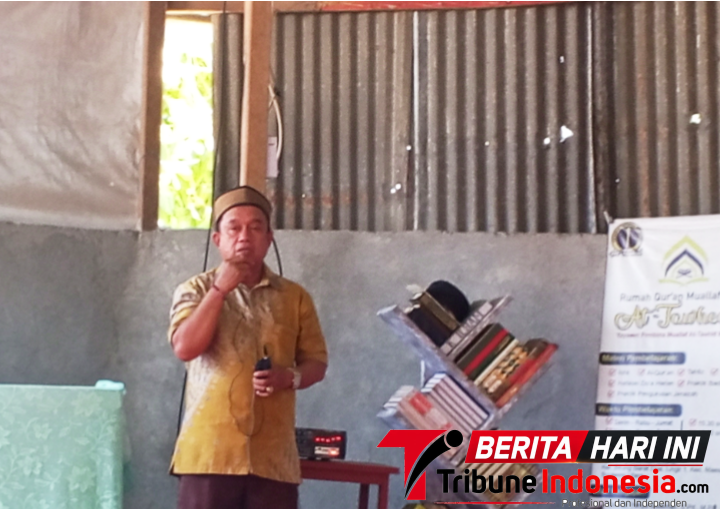 ‎Mubaligh H. Abdul Latif Tahir, S.Pd., M.Pd. saat memberikan Tauziah di mushalah Asyifah Madidir. (Ft. talia)