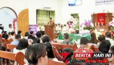 Walikota Bitung Hengky Honandar, S.E, memberikan penyampaian pada prosesi ibadah serah terima jabatan yang berlangsung di Gereja GMIM Sion Madidir, (Dok. Iatimewa)