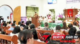 Walikota Bitung Hengky Honandar, S.E, memberikan penyampaian pada prosesi ibadah serah terima jabatan yang berlangsung di Gereja GMIM Sion Madidir, (Dok. Iatimewa)