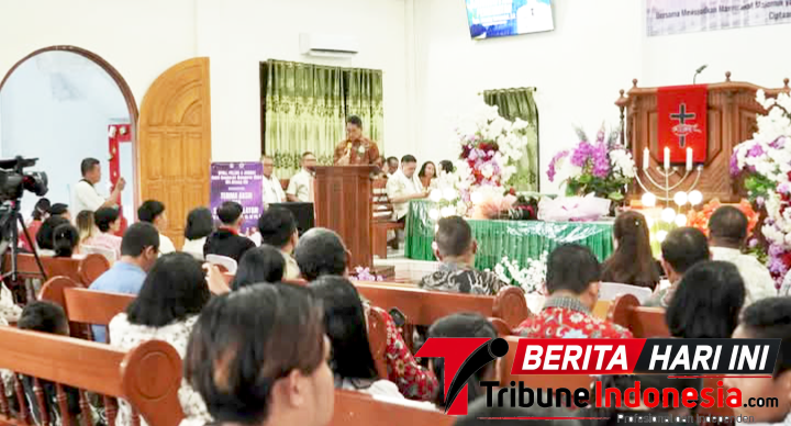 Walikota Bitung Hengky Honandar, S.E, memberikan penyampaian pada prosesi ibadah serah terima jabatan yang berlangsung di Gereja GMIM Sion Madidir, (Dok. Iatimewa)