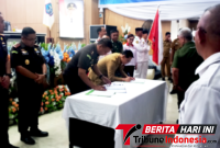 Wlikota Bitung Hengky Honandar S.E., bersama Kajati Sulut Jacob Hendrik Pattipeilohy, S.H., M.H., saat melakukan
penandatanganan di pelantikan dan pengukuhan DPC ABPEDNAS Kota Bitung. (Ft. talia)