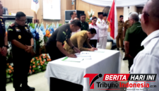 Wlikota Bitung Hengky Honandar S.E., bersama Kajati Sulut Jacob Hendrik Pattipeilohy, S.H., M.H., saat melakukan
penandatanganan di pelantikan dan pengukuhan DPC ABPEDNAS Kota Bitung. (Ft. talia)