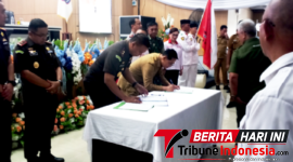 Wlikota Bitung Hengky Honandar S.E., bersama Kajati Sulut Jacob Hendrik Pattipeilohy, S.H., M.H., saat melakukan 
‎penandatanganan di pelantikan dan pengukuhan DPC ABPEDNAS  Kota Bitung. (Ft. talia)