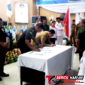 Wlikota Bitung Hengky Honandar S.E., bersama Kajati Sulut Jacob Hendrik Pattipeilohy, S.H., M.H., saat melakukan 
‎penandatanganan di pelantikan dan pengukuhan DPC ABPEDNAS  Kota Bitung. (Ft. talia)